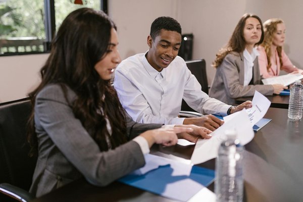 Finden sie ihren idealen businessrock: die angesagtesten stile für einen stilvollen arbeitsalltag!